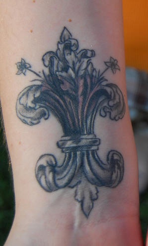 fleur de lis mazzo di fiori su polso tatuaggio