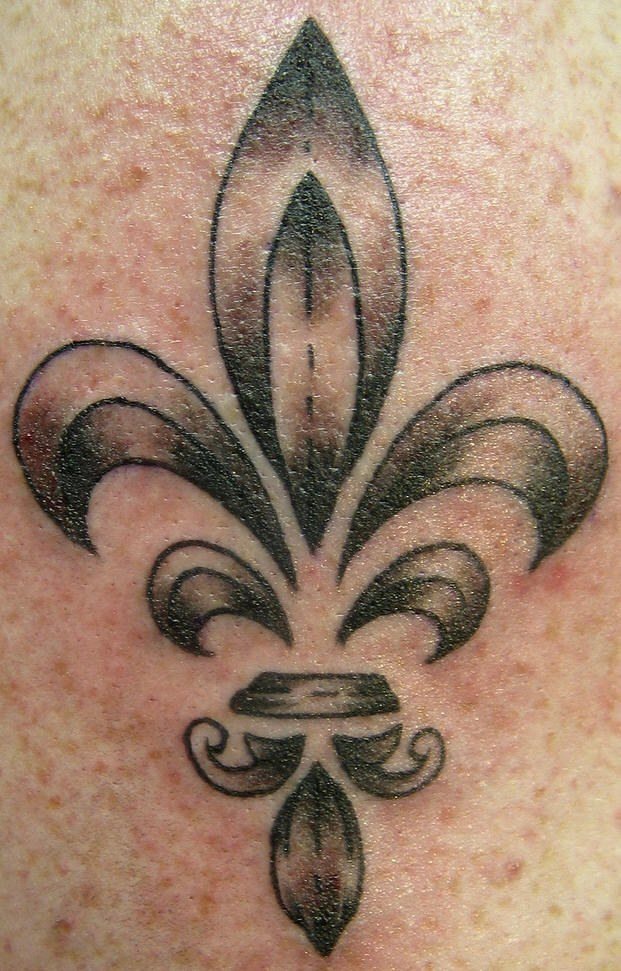 Tatuaje flor de lis minimalistico