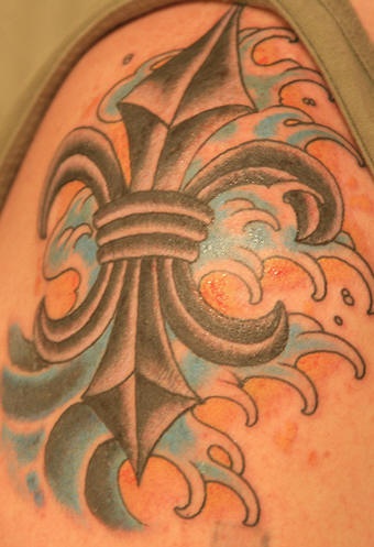 Le tatouage de fleur de lys dans les vagues de mer