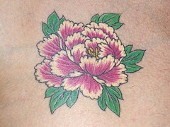 Le tatouage de fleur pourpre et blanc magnifique