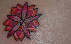 grande fiore rosso simmetrico tatuaggio