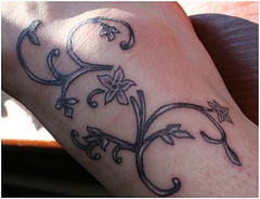 fiore nero traceri tatuaggio sul piede