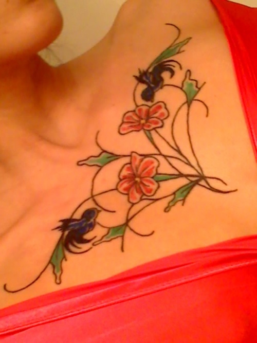 Tattoo von Blumen und Vögeln auf der Brust