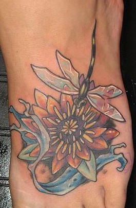 Blumen und Libelle farbiges Tattoo am Fuß