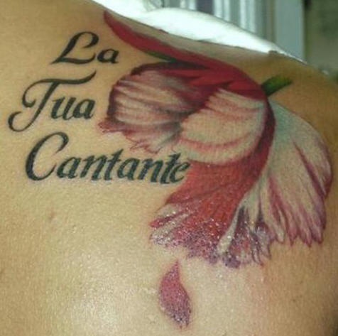 Tatuaje de una flor roja y una cita