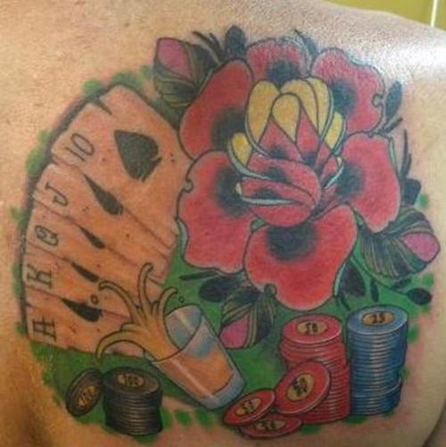 Farbiges Tattoo mit Rosen und Poker-Karten