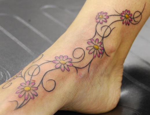 Rebe mit kleinen Kamillen Bein Tattoo
