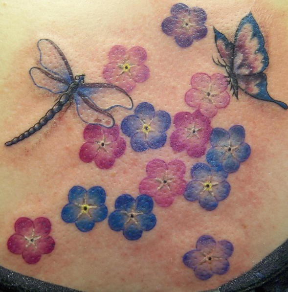 fiori con farfalla e libellula tatuaggio