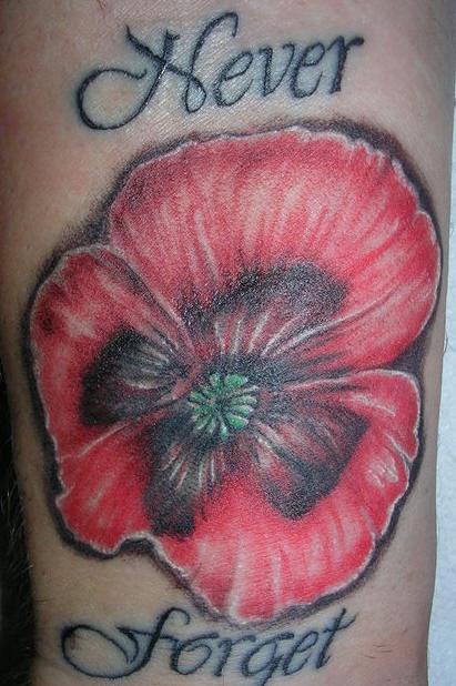 Rote Mohnblume mit Schriften Tattoo am Handgelenk