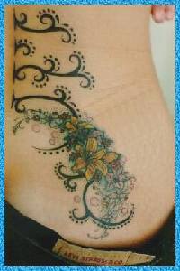 Tatuaje de tracería floral