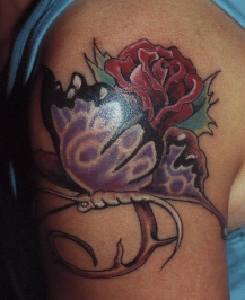 Tatuaje mariposa color púrpura y una rosa