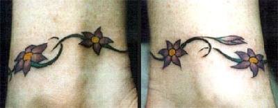 Tatuaje de flores pequeños en ambas piernas