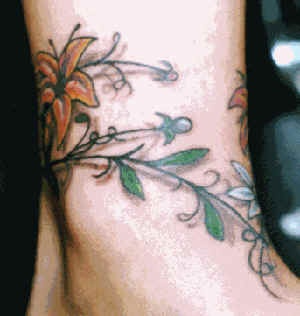 Tatuaje en pie flores en tallos