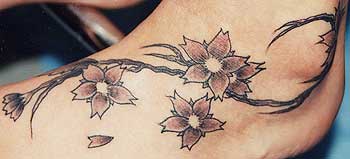 Le tatouage de fleurs sèches sur le pied