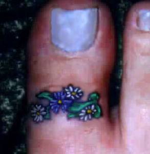 piccolo mazzo di fiori su alluce tatuaggio