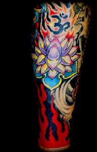 Tatuaje a color de un lotus por toda pierna