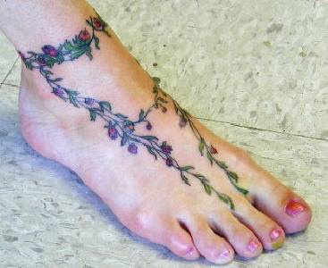fiori fioriscono tatuaggio sul piede