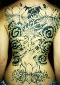 Tatuaje por toda espalda de lotus color negra