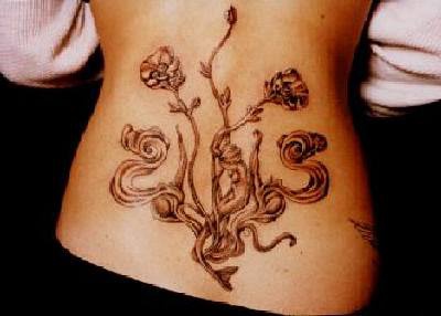 Schwarze Blumenblüte Tattoo am unteren Rücken