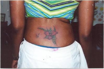 fiore nella parte bassa della schiena tatuaggio
