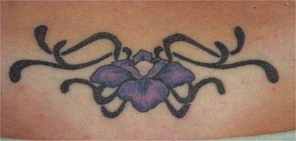Le tatouage de fleur pourpre sue un motif noir
