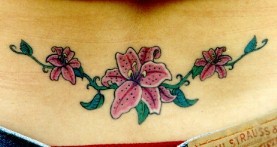 Tatuaje de lirios con tallos y hojas