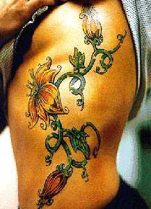 Tatuaje en lado de flores en tallos