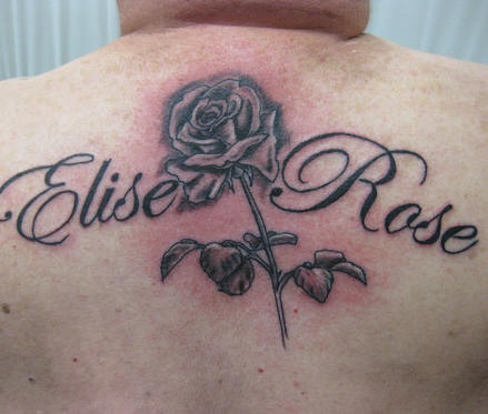 Tatuaggio sulla schiena la rosa & la scritta &quotELISE ROSE"