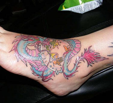 Tatuaje en el pie, dragon de colores azul y rosa