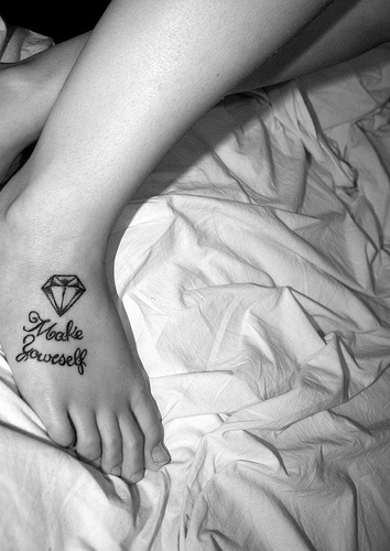 Tatuaje en el pie, diamante grande y una inscripción, haz a sí mismo