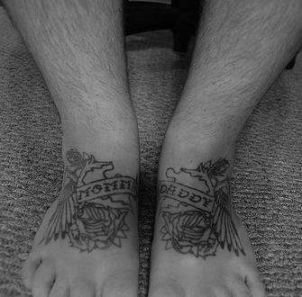 Tatuajes en los pies, dos similares imagenes con inscripciónes diferentes, mamá y papá