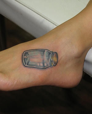 Tattoo von Glasslampe, die einem Einmachgefäß ähnlich ist, auf dem Fuß
