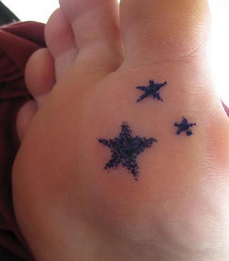 Trois petites étoiles simples le tatouage sur le pied