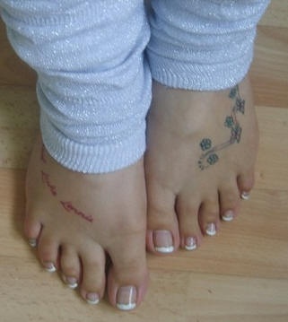 Semplice tatuaggio sui piedi  fiori sul ramoscello