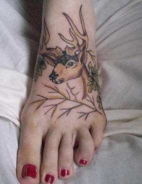 Pittoresco tatuaggio sul piede il  cerbiatto