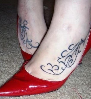 Banale tatuaggio arricciato sui piedi