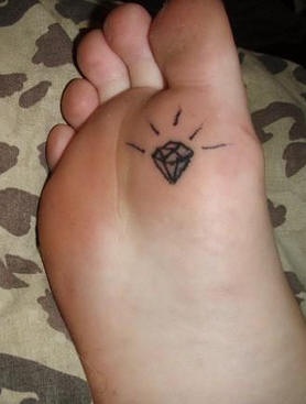 Piccolo tatuaggio sul piede il brillante