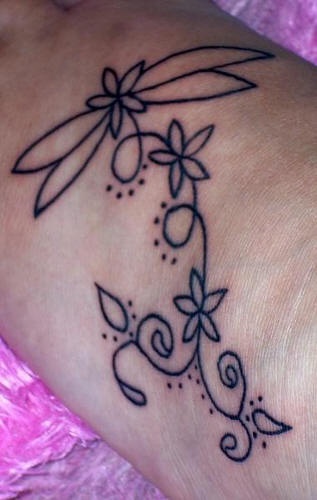 Tatuaggio bianco-nero sui piedi i fiori e ricci