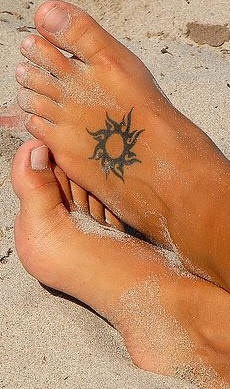 Tatuaje en el pie, símbolo del sol