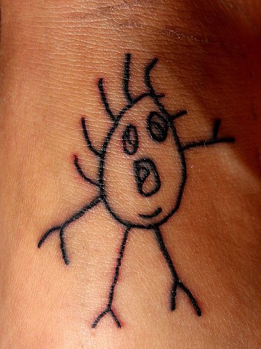 Tatuaje en el pie, personaje de dibujos animados descolorido