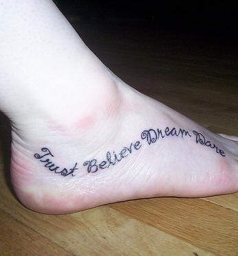 Tatuaggio sul piede &quotTrust believe dream dare "