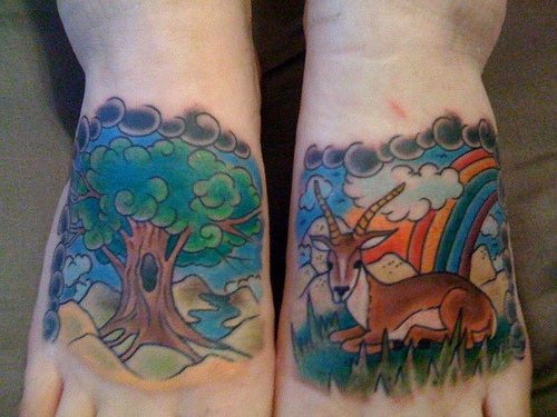 Tatuaggio opera d&quotarte sui piedi l&quotalbero colorato e cervo con arcobaleno