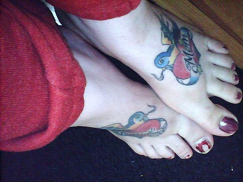 Due piccoli uccelli con &quotAmore di mamma" tatuati sui piedi