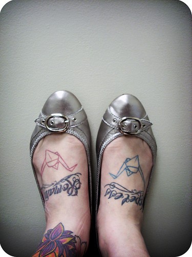 Tattoo &quotHofnungsloser Roman" auf Füßen für Frauen