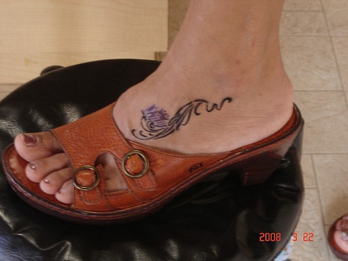 Tattoo mit pflanzlichem Muster und Ranken auf dem Fuß