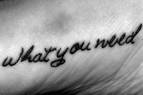 Tatuaje en el pie, que necesitas, letra cursiva