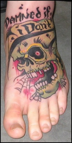 Tattoo von scheiendem Totenkopf  &quotIch bin verdammt, wenn ich es tue" auf dem Fuß