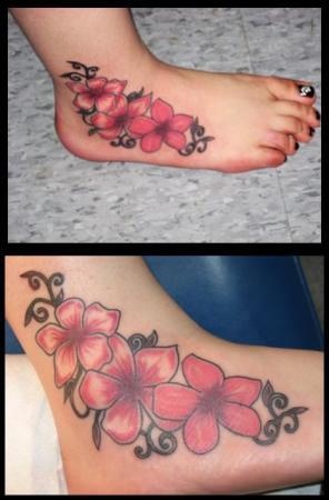 Tatuaggio pittoresco sul piede tre fiori rosse