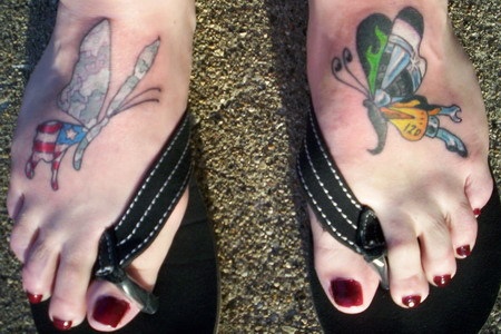 Tattoo von mutierten Libellen mit USA Fahne auf dem Fuß