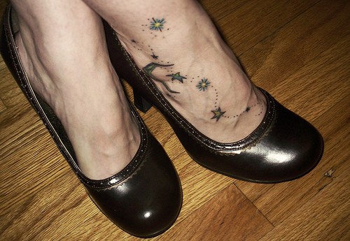 Tatuaje en el pie, estrellas brillantes